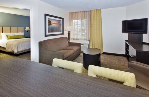 Southfield Hotel | Sonesta Simply Suites Detroit Southfield