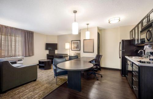 Warren Hotel | Sonesta Simply Suites Detroit Warren