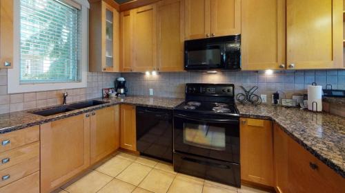 Sooke House | Sooke Harbour Getaway