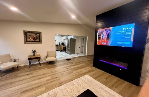 Omaha House | Soothing 2-bedroom house with AC in Omaha