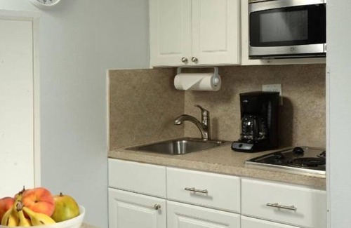 Indialantic Resort | Soothing Seaside Stay: Scenic by the Ocean with Kitchen