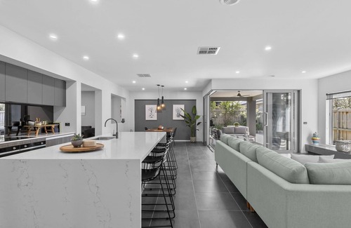 Mount Duneed House | Sophisticated Abode 10 Minutes to Surf Coast