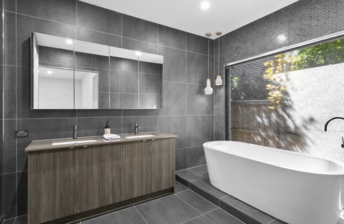 Mount Duneed House | Sophisticated Abode 10 Minutes to Surf Coast
