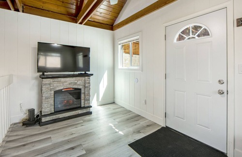 Arrowbear Lake Cabin | Sophisticated alpine cottage with fireplace & deck - skiing nearby