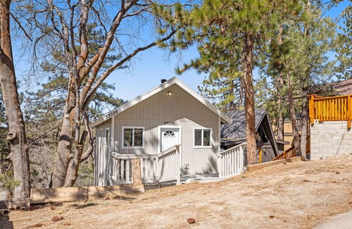 Arrowbear Lake Cabin | Sophisticated alpine cottage with fireplace & deck - skiing nearby