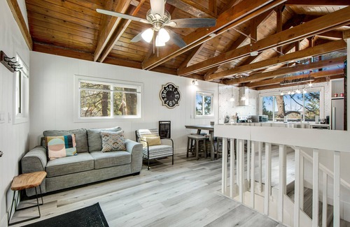 Arrowbear Lake Cabin | Sophisticated alpine cottage with fireplace & deck - skiing nearby
