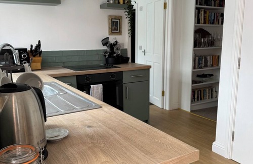 Kington Apartment | Sophisticated and spacious town centre apartment with roof terrace for 4 guests