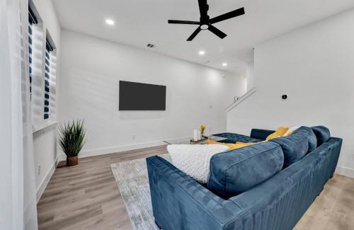 Dallas House | Sophisticated Dallas Retreat l Prime Location!
