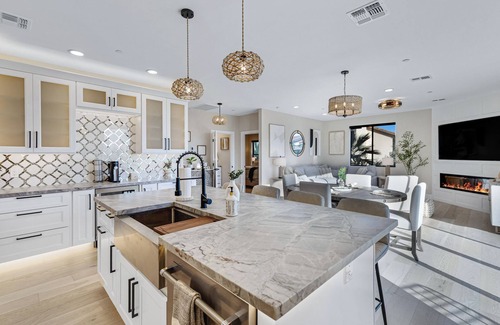 North Scottsdale House | Sophisticated Designer home w/MOUNTAIN views, hot tub, WiFi & Oversized Parking