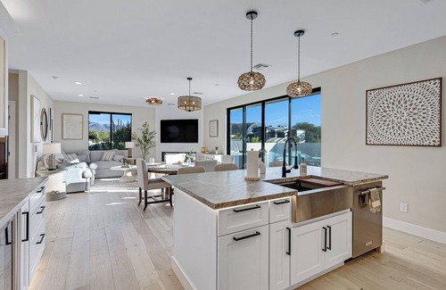 North Scottsdale House | Sophisticated Designer home w/MOUNTAIN views, hot tub, WiFi & Oversized Parking