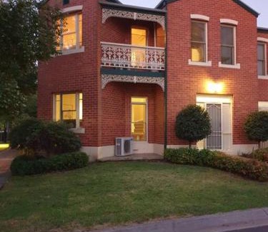 Albury House | Sophisticated Elegance at the Gardens