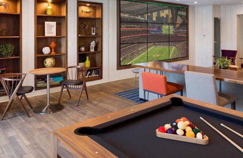 West Bloomington House | Sophisticated & Equipped Room for Staycation