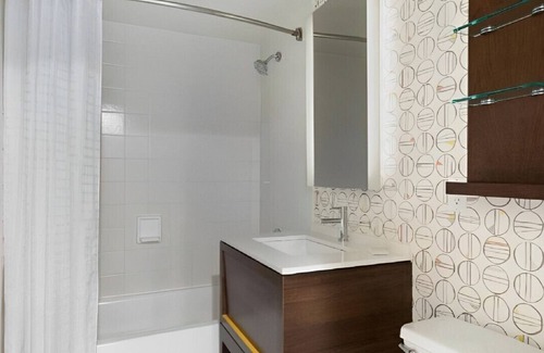 West Bloomington House | Sophisticated & Equipped Room for Staycation