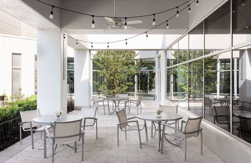 Iselin House | Sophisticated Hotel with Spacious Rooms & Complimentary Shuttle Service