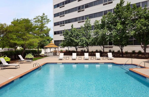 Iselin House | Sophisticated Hotel with Spacious Rooms & Complimentary Shuttle Service