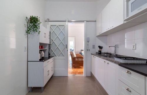 Lagoa Apartment | Sophisticated Just a few Steps From the Lagoon Sb301