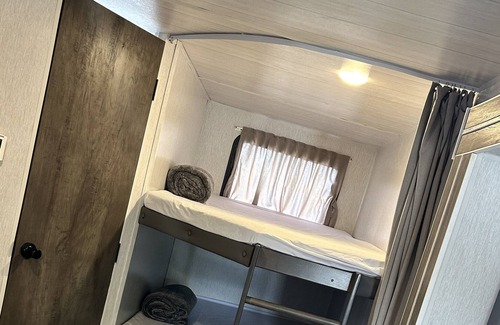 Spring Hill House | Sophisticated spacious camper RV