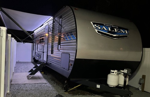 Spring Hill House | Sophisticated spacious camper RV