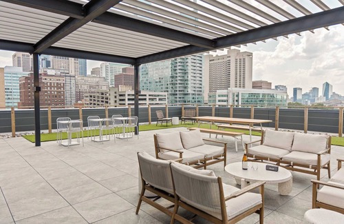 Logan Square Apartment | Sosuite | 1BR Apt w Roof Deck, Gym, Laundry