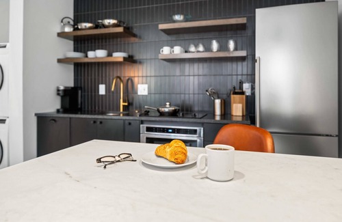 Old City Apartment | Sosuite | 2Bed Apt w Den, Laundry, Desk