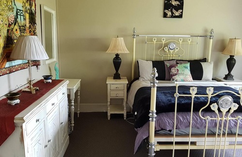Penola House | Sotto Il Noce is a quaint stone cottage situated on a double allotment
