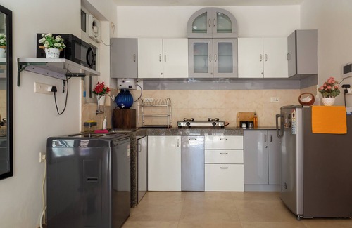 Kudal Apartment | Soulful Nest 'Create': A Cosy & Vibrant home with pool in Siolim, near Chapora