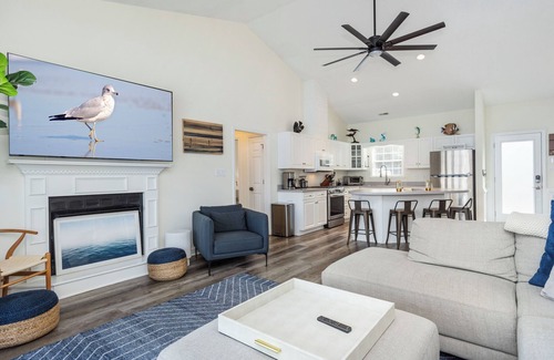 Emerald Isle House | Soundfront 4BR w/Dock, Hot Tub, Kayaks, Boat lift & Sunset Views