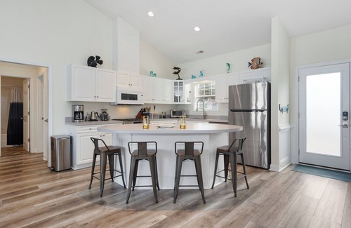 Emerald Isle House | Soundfront 4BR w/Dock, Hot Tub, Kayaks, Boat lift & Sunset Views