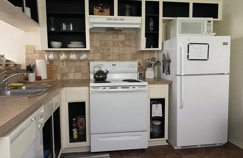 South Manchaca Condo | South ATX . Sweet Stay with Pool