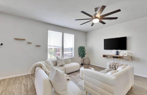 Buda House | South Austin Boho House 4BR, 2.5BA +SPA, Pool and lazy river