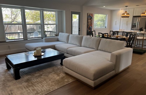Austin House | South Austin bungalow with dedicated workspace, backyard and garage.