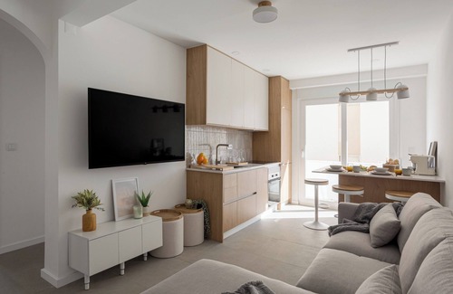 Seixal Apartment | South Bank 2BR with Coal-Fired Hot Tub and BBQ