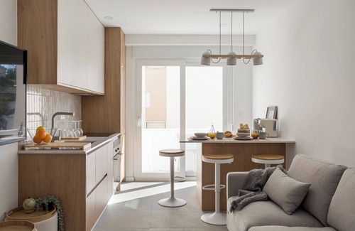 Seixal Apartment | South Bank 2BR with Coal-Fired Hot Tub and BBQ