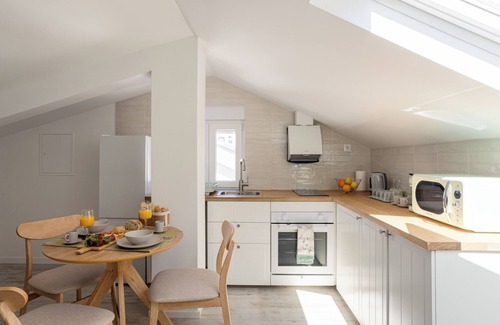 Seixal Apartment | South Bank Escape: 1BR + Coal-Fired Hot Tub