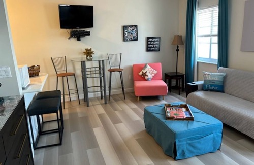 South Beach Apartment | SOUTH BEACH STUDIO CONDO - ONE BLOCK TO BEACH - SLEEPS UP TO 4 - MAX 3 ADULTS