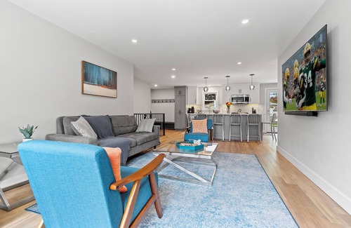 Ashwaubenon House | South Endzone Suite - 5 min walk to Lambeau, 4 BR/2 BA, Pool table, Foosball