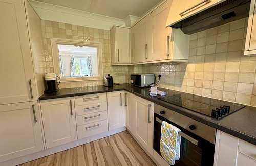 Dittisham Cottage | South-facing cottage with gardens and parking
