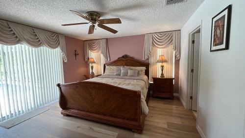 Crescent Lakes House | South Facing Pool with Lake View - Ideal for Families & Couples
