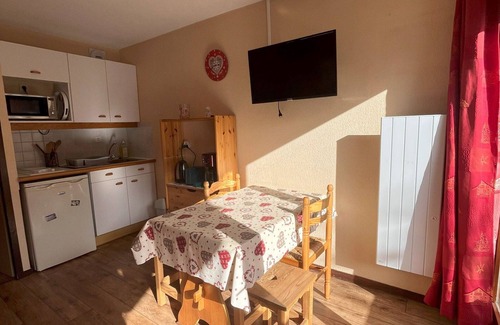 Valloire Apartment | South-facing studio, close to pistes, sleeps 4, pet-friendly, balcony, parking