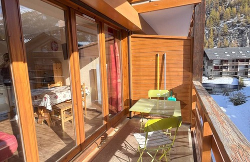Valloire Apartment | South-facing studio, close to pistes, sleeps 4, pet-friendly, balcony, parking