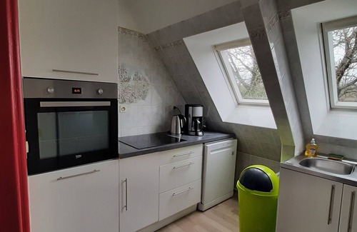 Ploneour-Lanvern Apartment | South Finistère 10mn beaches 2 pieces 2/4 people garden in a former school