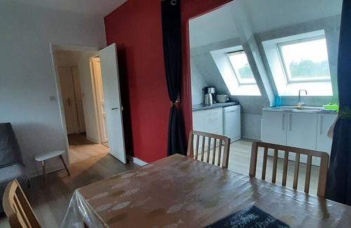 Ploneour-Lanvern Apartment | South Finistère 10mn beaches 2 pieces 2/4 people garden in a former school