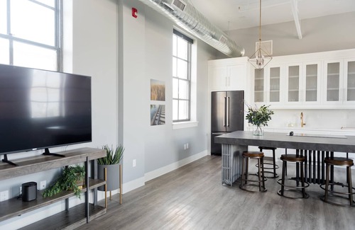 Logan Apartment | South Flat Luxury Suite - Full Kitchen, Adjustable King Bed, Full Bed in Loft