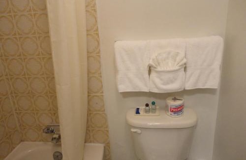 Red Deer Hotel | South Hill Motor Inn