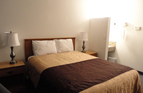 Red Deer Hotel | South Hill Motor Inn
