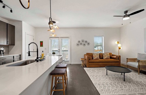 Galindo Condo | South Lamar Stay | Pickleball, Sauna & Cold Plunge