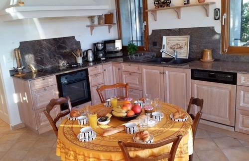 Cucuron House | South Luberon, Mas du Perussier *, 2 to 13 people, swimming pool, 1 ha property