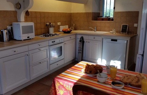 Cucuron House | South Luberon, Mas du Perussier *, 2 to 13 people, swimming pool, 1 ha property