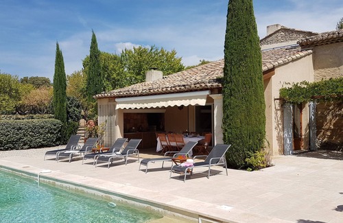 Cucuron House | South Luberon, Mas du Perussier *, 2 to 13 people, swimming pool, 1 ha property
