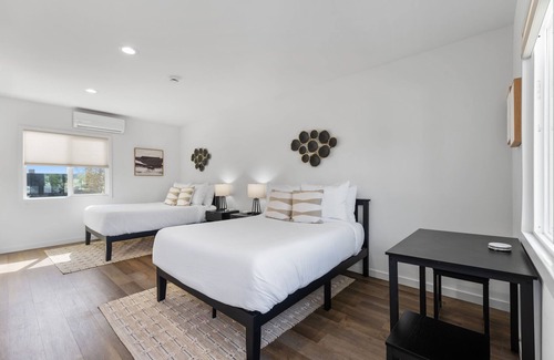 South Oceanside Hotel | South O Bungalow 12 - Deluxe Double ADA Studio + XL Private Patio